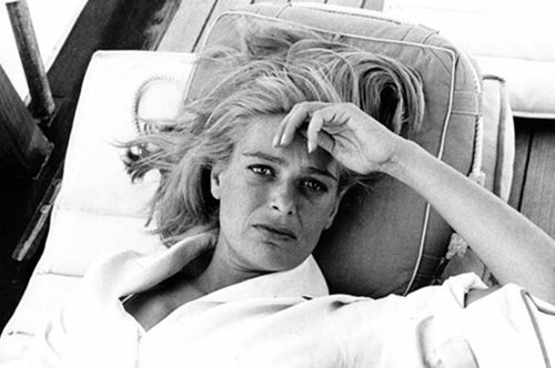 Η Μελίνα Μερκούρη κοιτάζει με λατρεία τον νεαρό συνθέτη, Σταύρο Ξαρχάκο