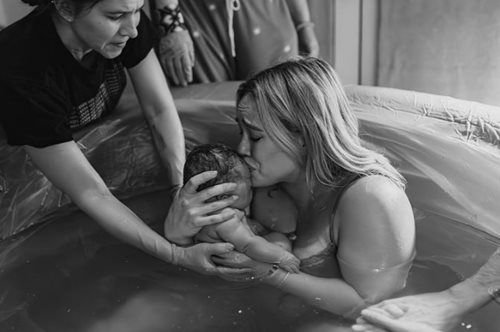 Χίλαρι Νταφ: Γέννησε το 4ο μωρό της στο σπίτι - Οι εντυπωσιακές φωτογραφίες από την γέννα στο νερό