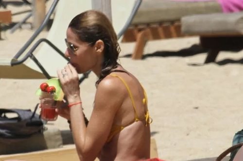 Στιγμές γαλήνης για την Τζένη Μπαλατσινού στην παραλία