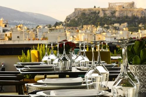 Ρεβεγιόν Πρωτοχρονιάς στο Wyndham Grand Athens, εκεί όπου η θέα είναι πανοραμική και η γεύση γιορτινή