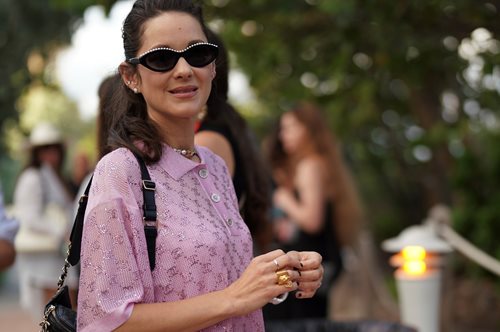 Μαριόν Κοτιγιάρ: Το τολμηρό της στυλ στην επίδειξη του οίκου Chanel στο Μαϊάμι