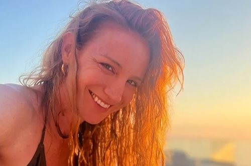 Στεφανία Γουλιώτη: Ποζάρει με το μαύρο μπικίνι της στο ηλιοβασίλεμα