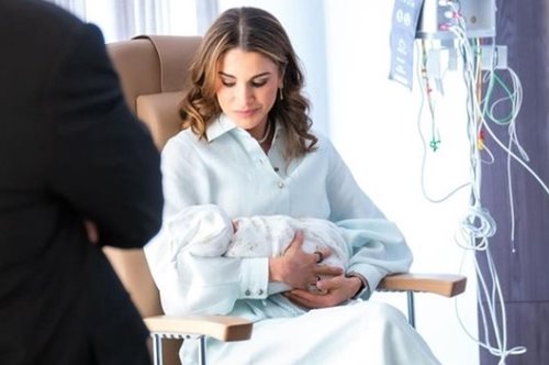 Trendy γιαγιά: Η Βασίλισσα Ράνια μόλις έβαλε το τζιν που θα λατρέψετε, λίγες μέρες μετά τη γέννηση της εγγονής της