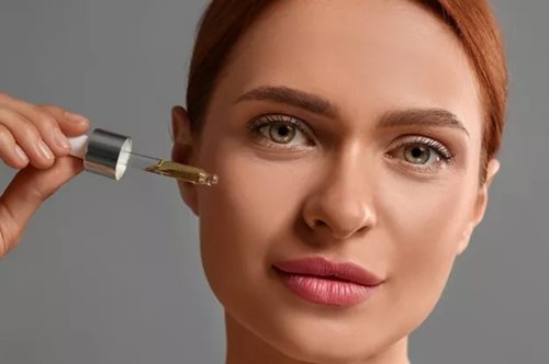 Ενυδάτωση, Λάμψη, Αντιγήρανση: Οι θαυματουργοί οικονομικοί οροί που καλύπτουν όλες τις ανάγκες της επιδερμίδας σας