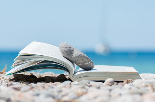 Τα 10 βιβλία που αξίζουν μία θέση στη βαλίτσα των διακοπών σου