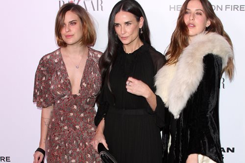 Μπρους Γουίλις και της Ντέμι Μουρ: Κόρες και εγγονή ποζάρουν με ροζ μαγιό