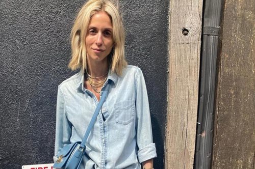 Σοφία Καρβέλα: με αξεπέραστο total denim και το hit του χειμώνα
