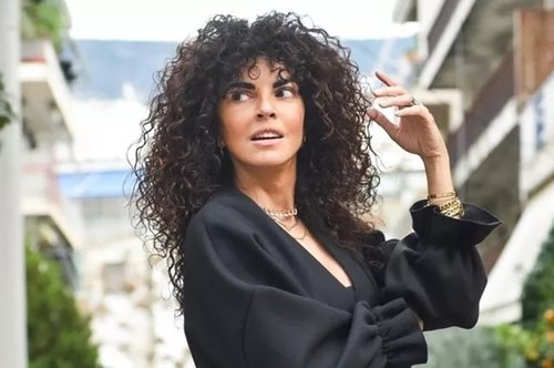 Αγνώριστη η Μαρία Σολωμού: Το κοντό, ξανθό καρέ που δίχασε τους fans της