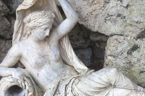 Ανήλικοι βανδάλισαν το 200 ετών άγαλμα της νύμφης Σαμπρίνα με μπλε μαρκαδόρους