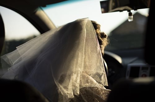 Νύφη διέλυσε την τελετή του γάμου της όταν ανακάλυψε πως ο μελλοντικός της σύζυγος θηλάζεται από την μητέρα του