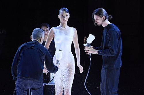 Μπέλα Χαντίντ: Το φόρεμα- αράχνη που φτιάχτηκε επί σκηνής από σπρέι στην Εβδομάδα Μόδας στο Παρίσι