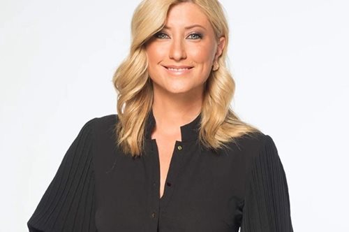 Back to office: Η Σία Κοσιώνη με γκρι κοστούμι και ασημί metallic γόβες