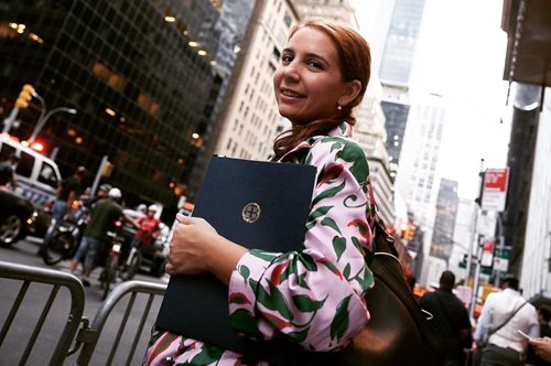 Κύρα Κάπη: Ποια είναι η Διευθύντρια επικοινωνίας του Κυριάκου Μητσοτάκη που βρίσκεται πίσω από το TikTok του Πρωθυπουργού;