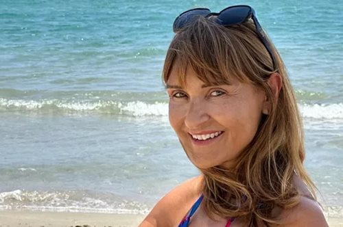 Η Μάρα Ζαχαρέα καθισμένη σε μία καρέκλα μέσα στη θάλασσα και μας εύχεται ¨Καλό μήνα