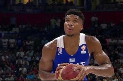 Τα αδέρφια Αντετοκούμπο στη Μύκονο- Kαι το neon μαγιό του Γιάννη