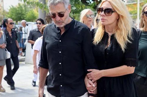 Η Σμαράγδα και η μητέρα της, Τζούλια Αργυροπούλου στο τελευταίο αντίο στον Ντίνο Καρύδη