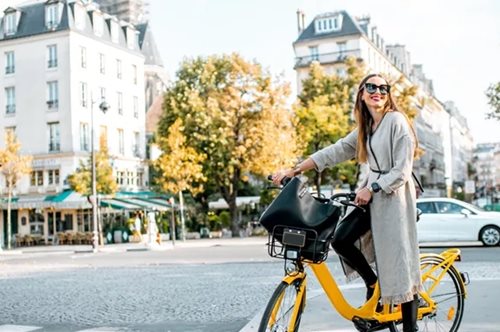 5 έξυπνα tips για σωστό ξεκαθάρισμα στη ντουλάπα σου σύμφωνα με τη viral fashionista του TikTok