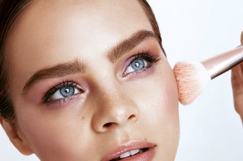 Αυτό είναι το καλύτερο ανάλαφρο foundation για πλήρη κάλυψη