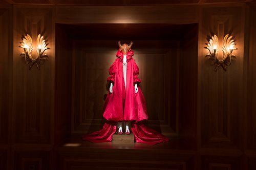 Alexander McQueen: 12 καλλιτέχνες εμπνέονται από τη συλλογή και δημιουργούν δικά τους έργα