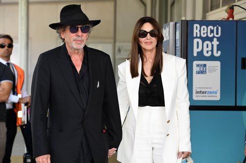 Φεστιβάλ Βενετίας 2024: Η Μόνικα Μπελούτσι και ο Τιμ Μπάρτον ζουν τον μεγάλο έρωτα