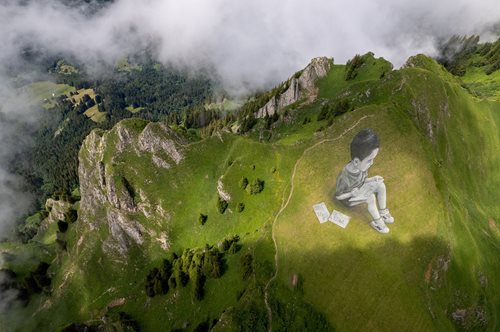 Saype: έχει για καμβά του τα βουνά, τα λιβάδια και τις πόλεις