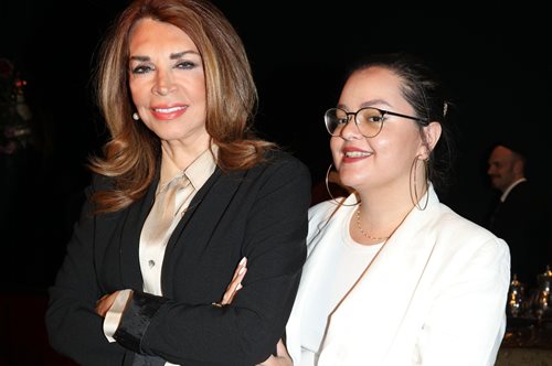 Η Μιμή Ντενίση με εμπριμέ μαγιό στην αγαπημένη γωνιά του εξοχικού της