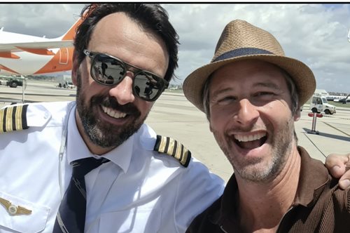 Ο τραγουδιστής Chesney Hawkes μιλά για την αεροπορική περιπέτεια που έζησαν από Θεσσαλονίκη προς  Βαρκελώνη