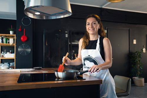 CookinAthens: Η Μαριλένα Μιχαλίτση μαθαίνει στους ξένους να μαγειρεύουν ένα τέλειο ελληνικό γεύμα