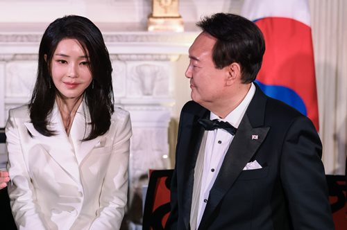 Nότια Κορέα: Μια τσάντα Dior της Πρώτης Κυρίας συγκλονίζει το κυβερνών κόμμα