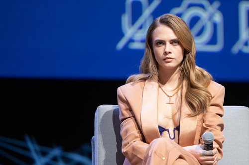 Η Κάρα Ντελεβίν παρακολούθησε σεμινάρια αυτοϊκανοποίησης για τις ανάγκες του ντοκιμαντέρ Planet Sex