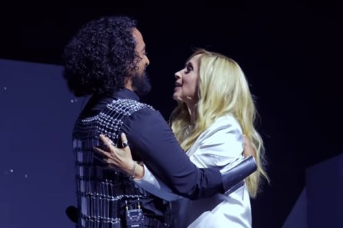 Το πιο ερωτικό ντουέτο: Ο Slimane τραγούδησε με τη Λάρα Φαμπιάν την εκρηκτική της μπαλάντα 