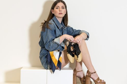 Δοκιμάζοντας τη συλλογή Castañer S/S ‘25 στο νέο της κατάστημα στο Golden Hall