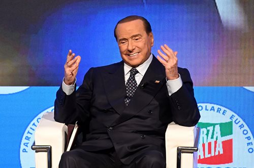 Σίλβιο Μπερλουσκόνι: Η ζωή αρχίζει μετά τον βηματοδότη