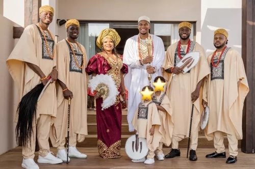 Η μητέρα του Γιάννη Αντετοκούνμπο ανέβασε τις πρώτες φωτογραφίες από την Νιγηριανή τελετή του γάμου του γιου της
