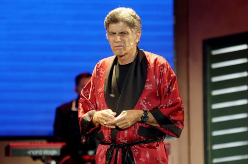 Ο Γιάννης Μπέζος πάει κόντρα στην ύπουλη επέλαση του παρελθόντος. Και αυτό τον κάνει τόσο ξεχωριστό