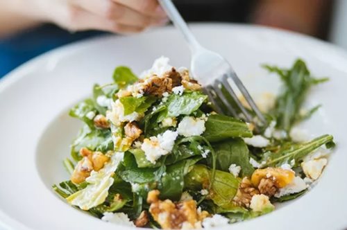 Συνταγές με καλοκαιρινές σαλάτες που 