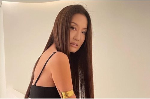 Βέρα Γουάνγκ: Το τζην σορτσάκι της αποτελεί έμπνευση. Και το υποστηρίζει άψογα στα 74