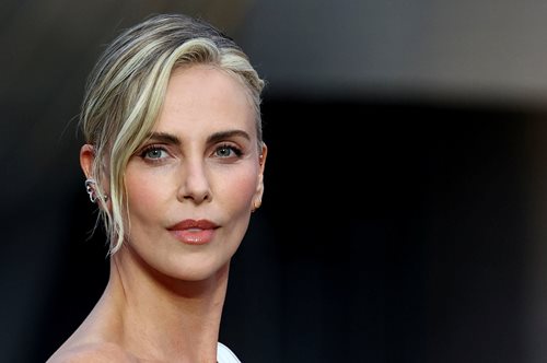 Η Σαρλίζ Θερόν φωτογραφήθηκε αλά Μισέλ Φάιφερ στο 