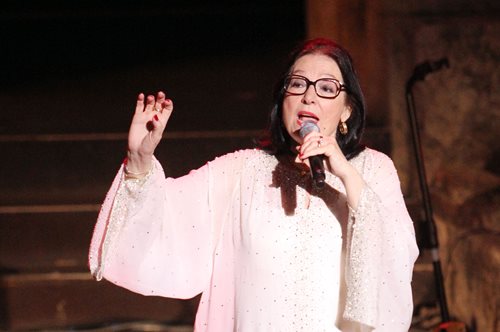 Νανά Μούσχουρη Η σπουδαία τραγουδίστρια έκλεισε τα 90 και η Χάρις Αλεξίου της έστειλε τις συγκινητικές της ευχές