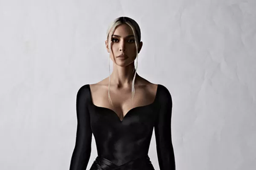 Kιμ Καρντάσιαν: Η σκληρή κριτική που δέχθηκε ύστερα από την πασαρέλα στην επίδειξη του οίκου Balenciaga