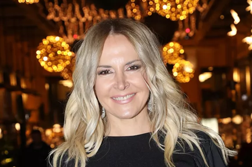 Μαρία Ανδρούτσου: Πιο γυμνασμένη από ποτέ ποζάρει με μαύρο μπικίνι στον κήπο του σπιτιού της