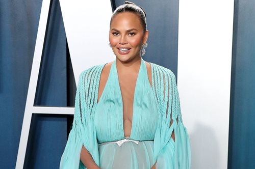 Η Κρίσι Τέϊγκεν απαντά με μία φωτογραφία στις κατηγορίες ότι χρησιμοποίησε παρένθετη μητέρα