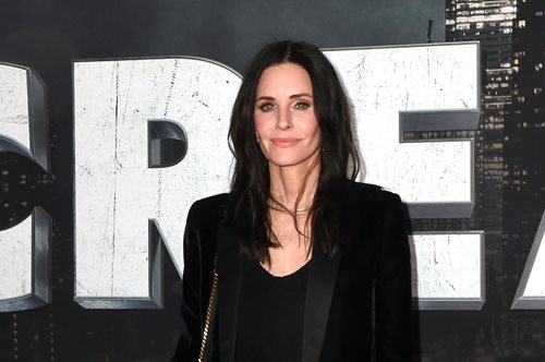 Κόρτνεϊ Κοξ: Φόρεσε υποδειγματικά το little black dress της