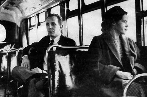 Ρόζα Παρκς: Η γενναία αφροαμερικανίδα που δεν σηκώθηκε από τη θέση της για να καθίσει λευκός και άλλαξε την ιστορία