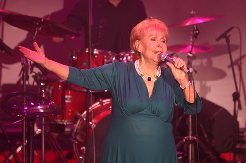 Κλειώ Δενάρδου: Η σπάνια δημόσια εμφάνιση μιας μεγάλης κυρίας του τραγουδιού