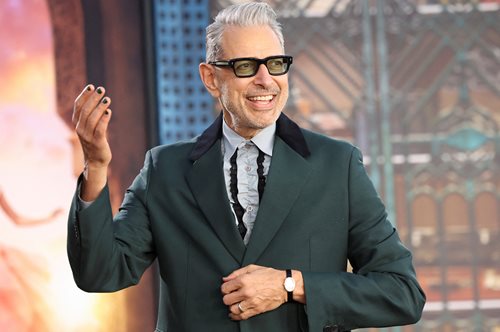 Ακομπλεξάριστος! Ο Τζεφ Γκόλντμπλουμ παίζει πιάνο στο σιδηροδρομικό σταθμό του Λονδίνου