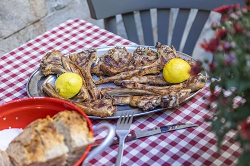 Σε αυτές τις ταβέρνες οι Αθηναίοι επιστρέφουν ξανά και ξανά