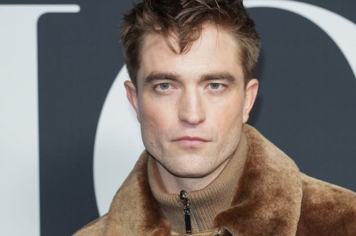 O Ρόμπερτ Πάτινσον με πλισέ φούστα Dior