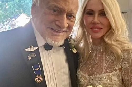 Μπαζ Όλντριν: Ο 93χρονος Αμερικανός αστροναύτης παντρεύτηκε την 63χρονη αγαπημένη του