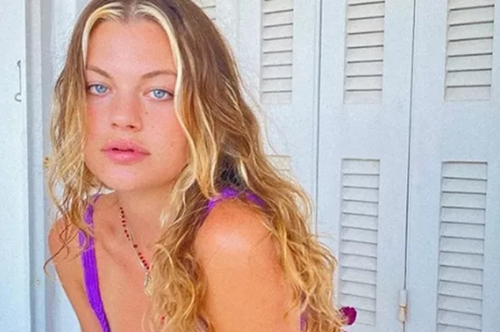 Ηλέκτρα: Η καλλονή κόρη της Δωροθέας Μερκούρη ποζάρει με μαγιό στην πιο σέξι φωτογραφία που θα δεις σήμερα